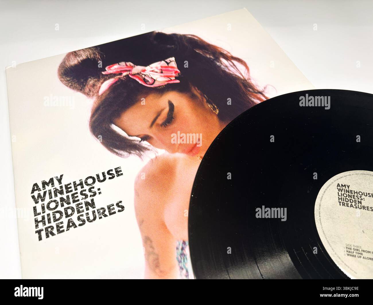 Disque vinyle Lioness : Hidden Treasures d'Amy Winehouse, avec couverture d'album portrait dans des tons doux. Une sortie vintage posthume. Banque D'Images