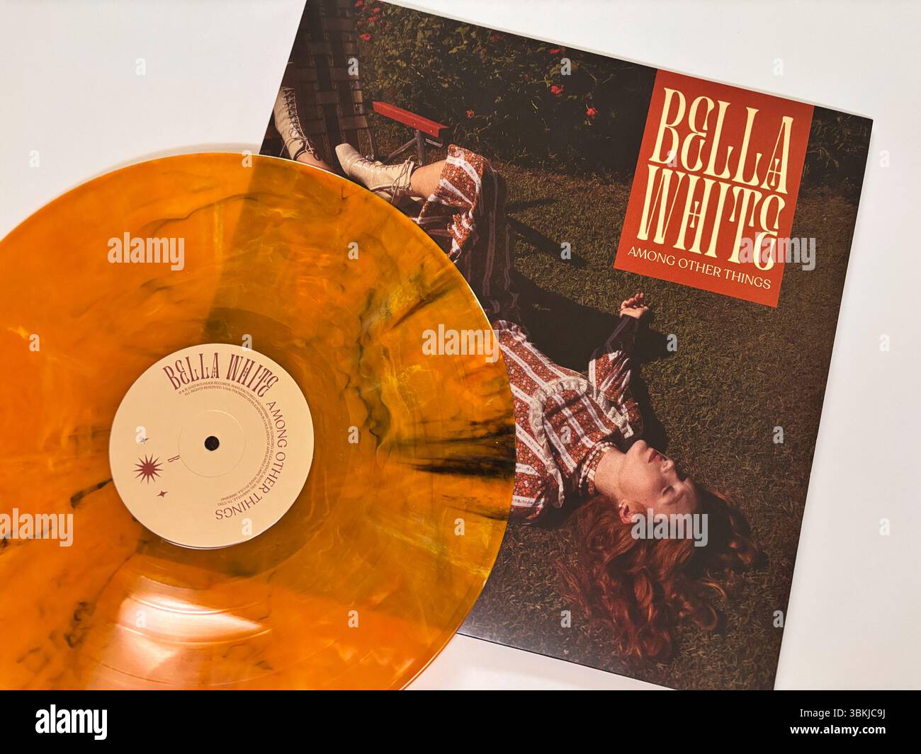 Le disque vinyle de Bella White, avec disque marbré orange et pochette d'album de style vintage. Banque D'Images