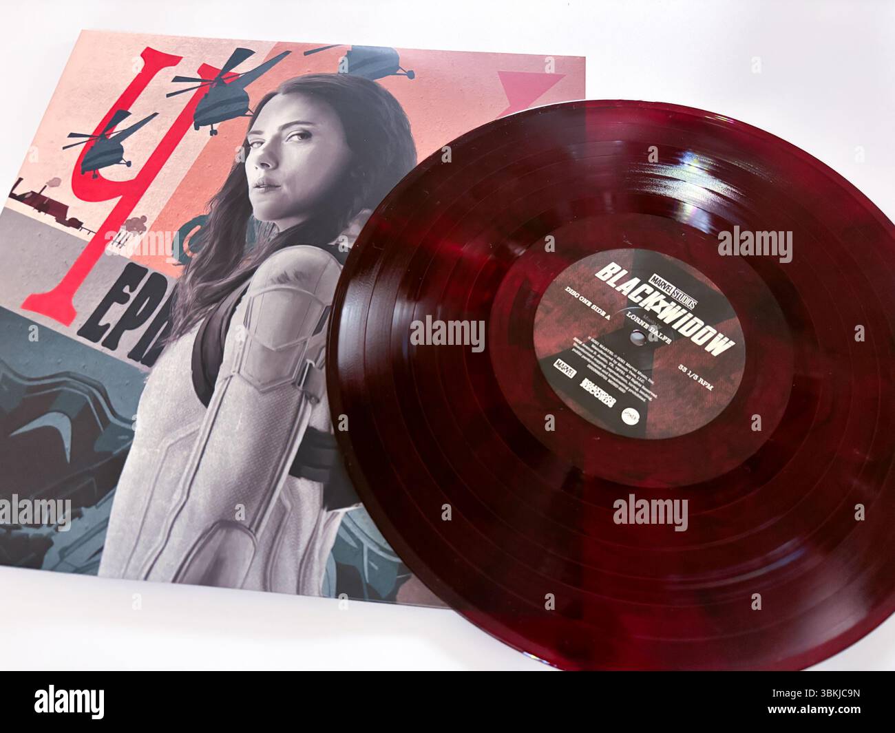 Disque vinyle Black Widow, publié par Mondo et Hollywood Records. Disque rouge Moody avec Scarlett Johansson sur la pochette de l'album. Collection de style vintage Banque D'Images