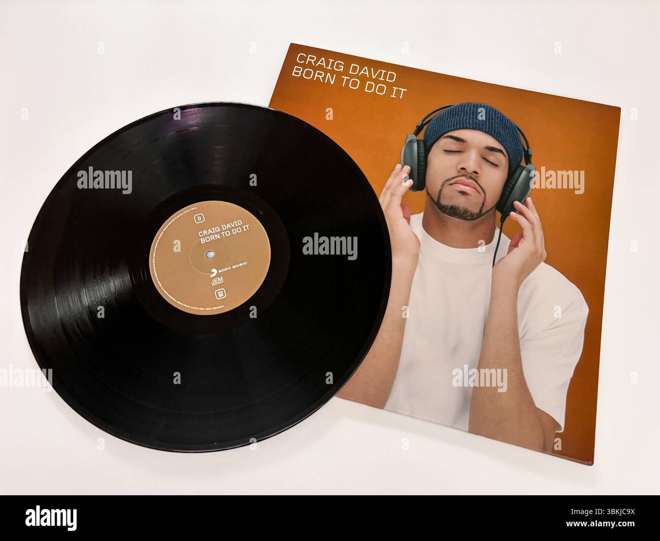 Craig David est le disque vinyle Born to Do It, mettant en vedette l'artiste dans des écouteurs. Pochette d'album vintage des années 2000. Banque D'Images