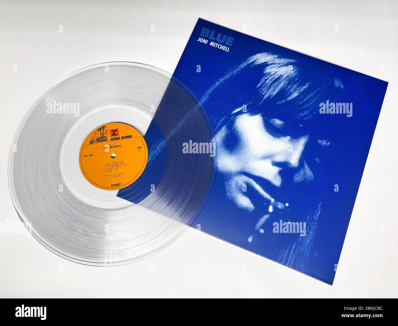 Le disque vinyle Blue de Joni Mitchell, avec un pressage clair et la couverture bleu profond emblématique avec un portrait en gros plan de l'artiste. Album vintage. Banque D'Images