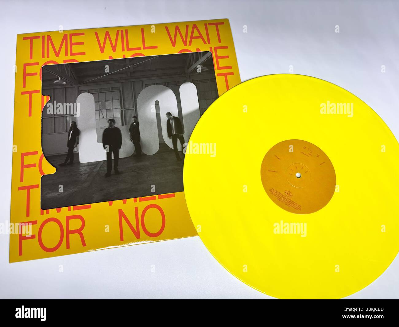 Rien d'autre que le disque vinyle Dead Club City de Thieves, avec un pressage jaune audacieux. Pochette d'album. Banque D'Images