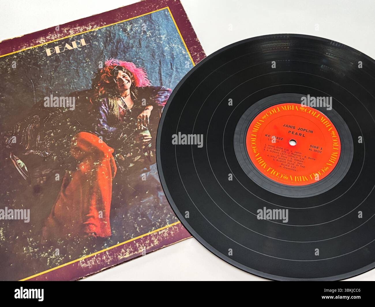 Le disque vinyle vintage Pearl de Janis Joplin, avec une photo de reprise de son dernier album studio. Banque D'Images
