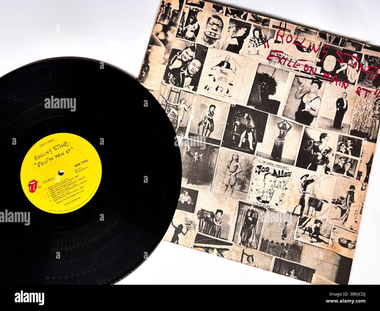 L'exil des Rolling Stones sur main a obtenu un disque vinyle avec une couverture de style collage noir et blanc avec des images vintage et inspirées du cirque. Banque D'Images