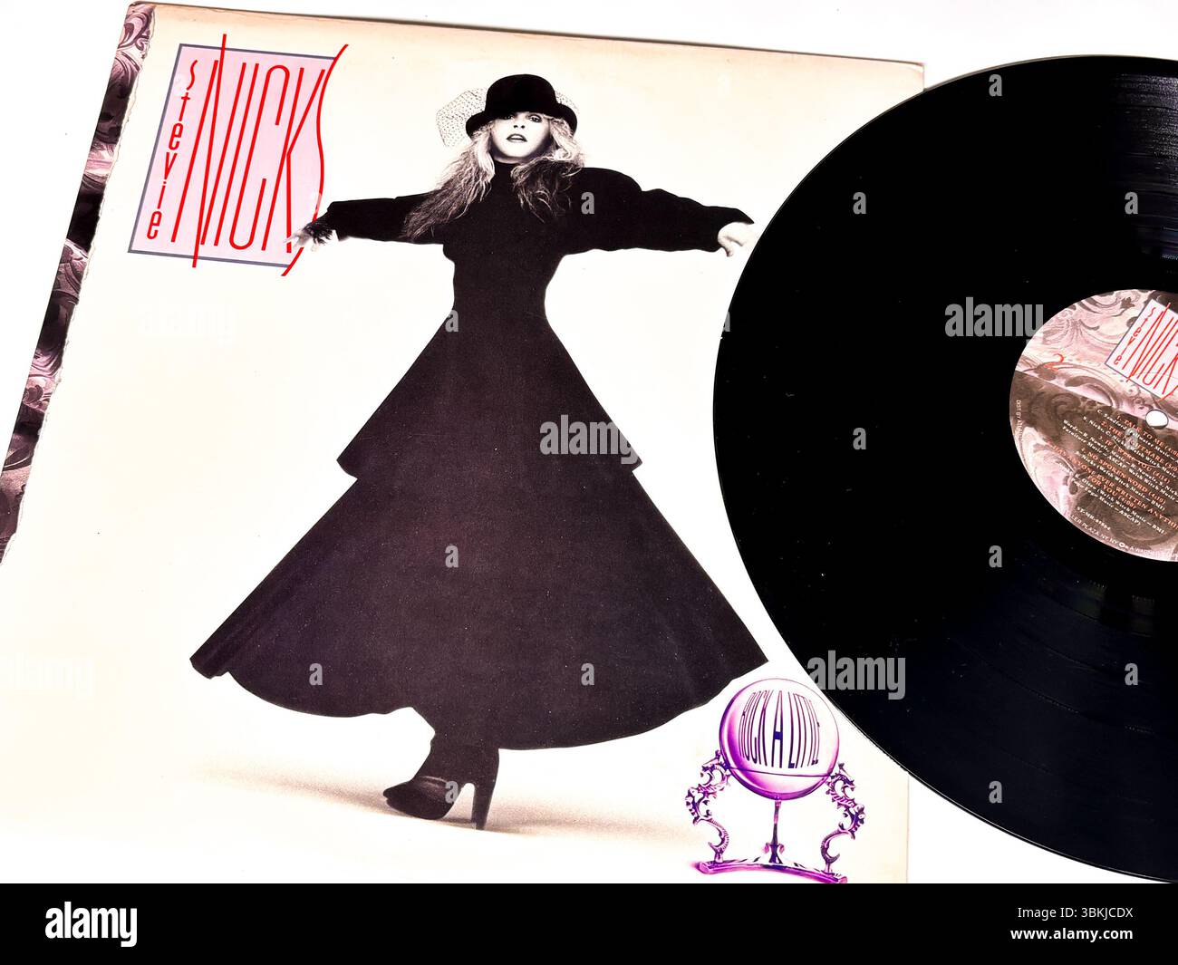 Disque vinyle vintage de Rock a Little par Stevie Nicks. Un album solo rock de 1985 mettant en vedette la mode dramatique et la couverture de l'humeur changeante Par Modern Records Banque D'Images