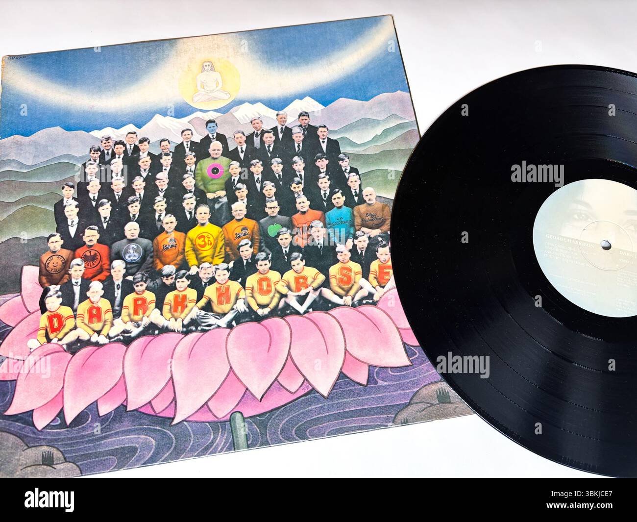 Disque vinyle vintage de Dark Horse par George Harrison. Album rock de 1974 mêlant thèmes spirituels et influences musicales orientales et occidentales. Banque D'Images