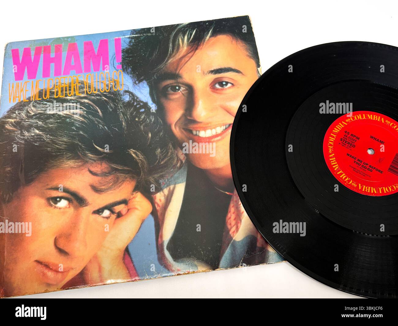 Single vinyle vintage de Wake me Up Before You Go-Go de Wham ! Publié par Columbia Records. Un succès pop classique des années 1980. Banque D'Images