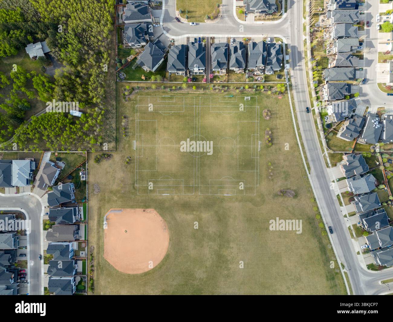Vue aérienne des terrains de sport dans la banlieue de Calgary, Canada. Banque D'Images