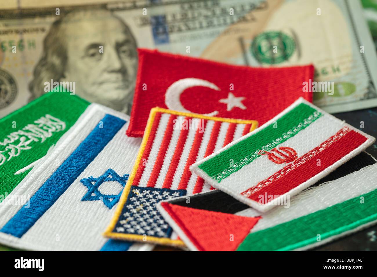 Symboles de l'Amérique, de l'Iran, de la Turquie, de l'Arabie saoudite, d'Israël et de la Palestine sur fond d'une pile d'argent. Concept d'entreprise, relations mutuelles, crise Banque D'Images