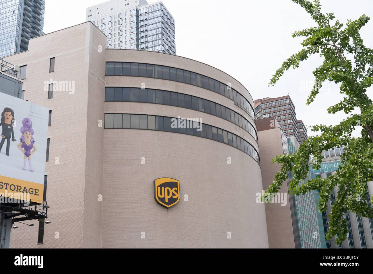 Un centre client UPS (United Parcel Service) sur West 43rd Street à New York, États-Unis Banque D'Images