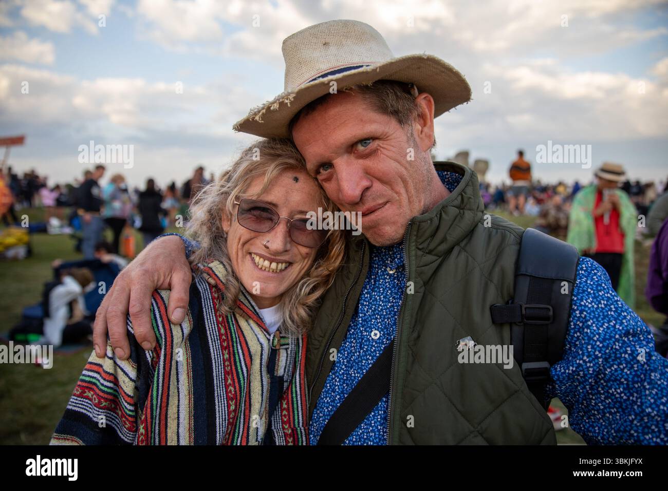 Fêtards le jour le plus long à Stonehenge. Des milliers de fêtards se sont rassemblés à Stonehenge dans le Wiltshire, en Angleterre, pour le solstice d'été annuel. Tenu dans la soirée du 20 juin et le matin du 21 juin, les néo druides, païens et non-croyants se rassemblent autour des pierres anciennes pour célébrer le lever du soleil le jour le plus long. Banque D'Images