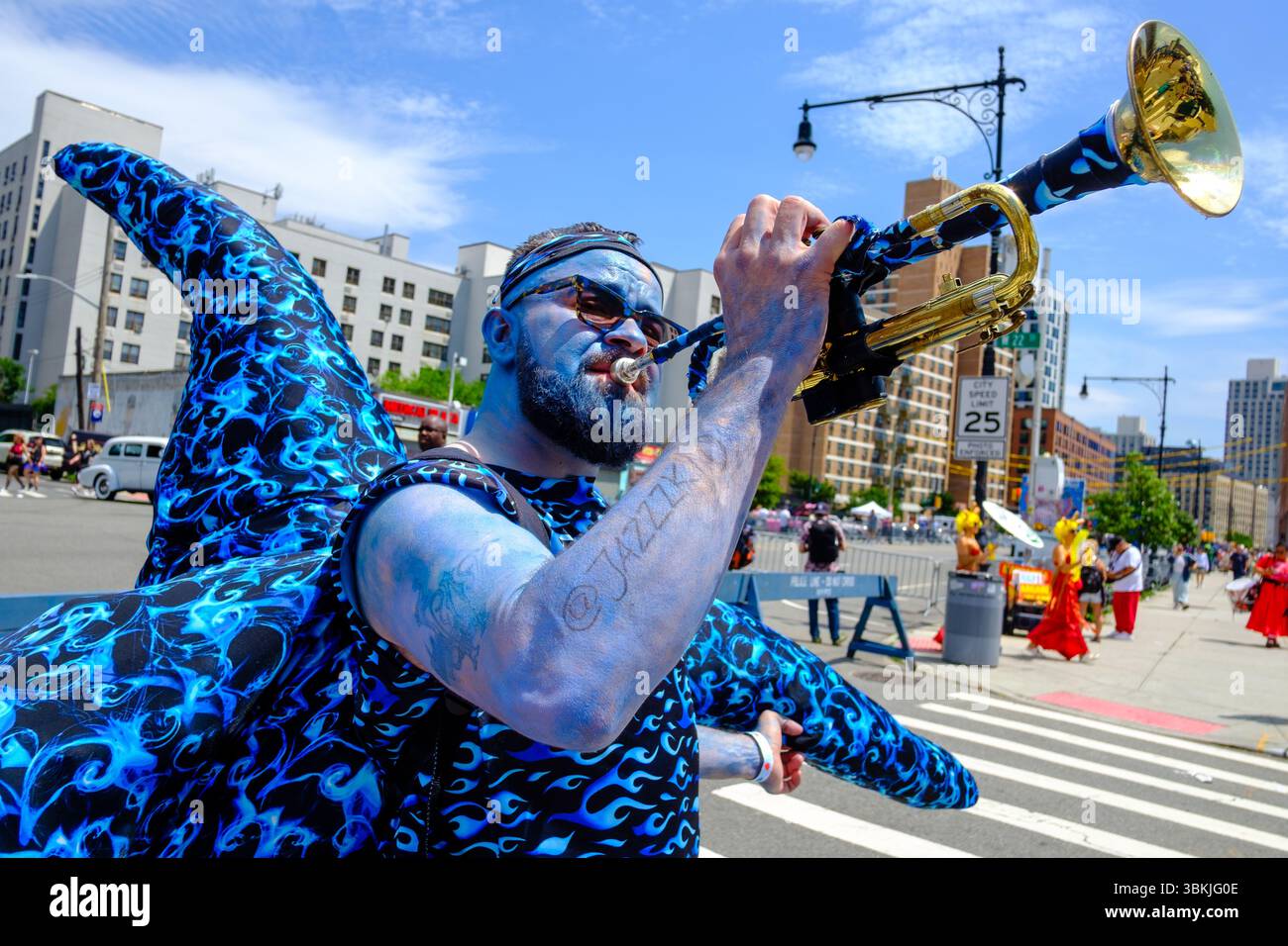 Brooklyn, NY, États-Unis. 21 juin 2025. La parade annuelle des sirènes de Coney Island a amené des participants costumés en sirènes, mermen, pirates, poissons, créatures marines réelles et imaginées, ainsi que des costumes génériques nautiques et parfois méchants à Surf Avenue. Crédit : Ed Lefkowicz/Alamy Live News Banque D'Images