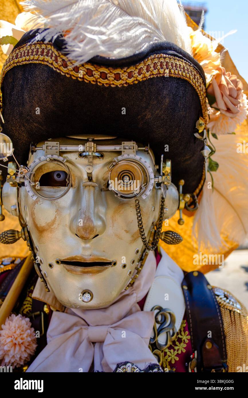 Brooklyn, NY, États-Unis. 21 juin 2025. La parade annuelle des sirènes de Coney Island a amené des participants costumés en sirènes, mermen, pirates, poissons, créatures marines réelles et imaginées, ainsi que des costumes génériques nautiques et parfois méchants à Surf Avenue. Crédit : Ed Lefkowicz/Alamy Live News Banque D'Images