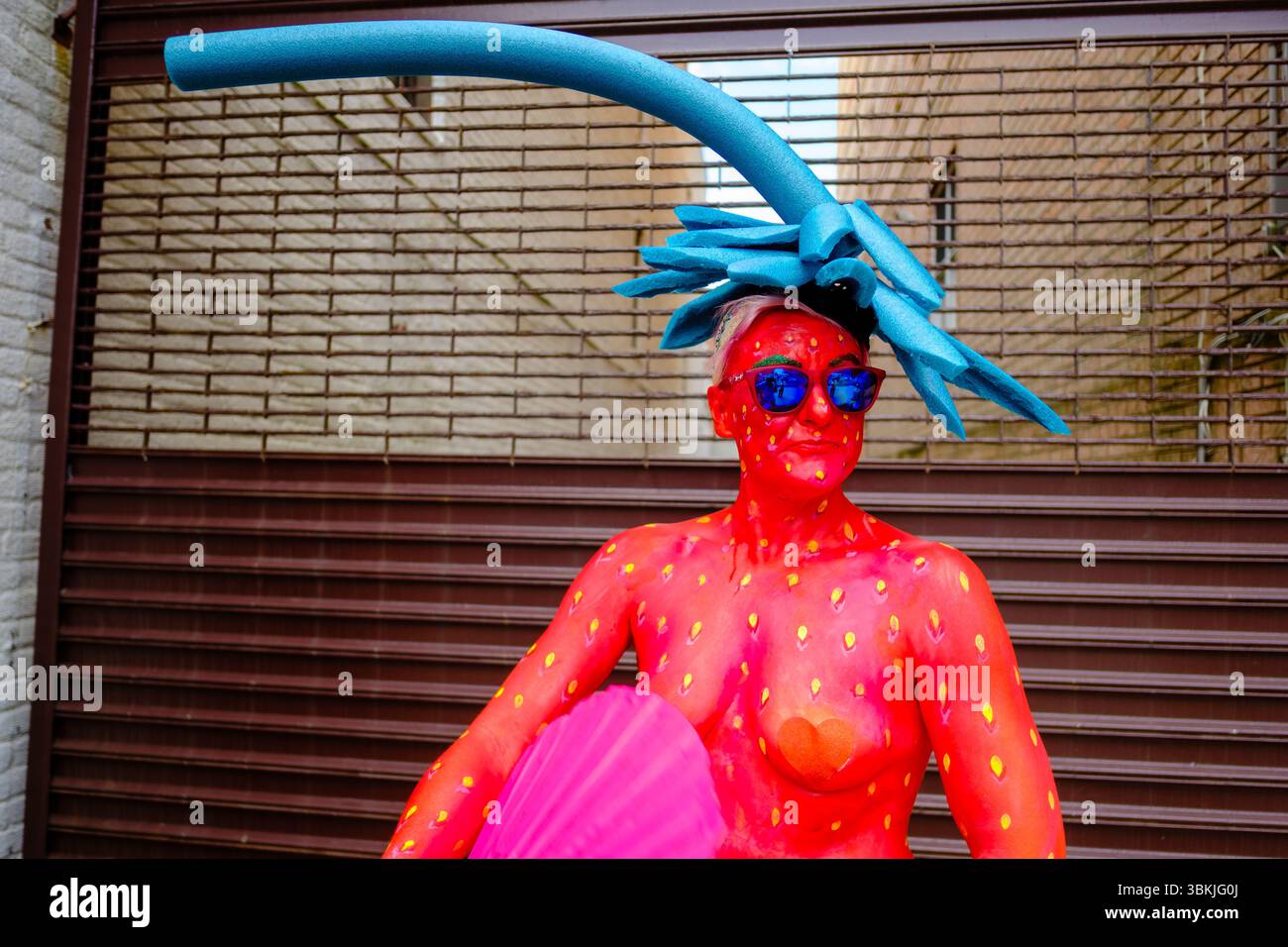 Brooklyn, NY, États-Unis. 21 juin 2025. La parade annuelle des sirènes de Coney Island a amené des participants costumés en sirènes, mermen, pirates, poissons, créatures marines réelles et imaginées, ainsi que des costumes génériques nautiques et parfois méchants à Surf Avenue. Crédit : Ed Lefkowicz/Alamy Live News Banque D'Images