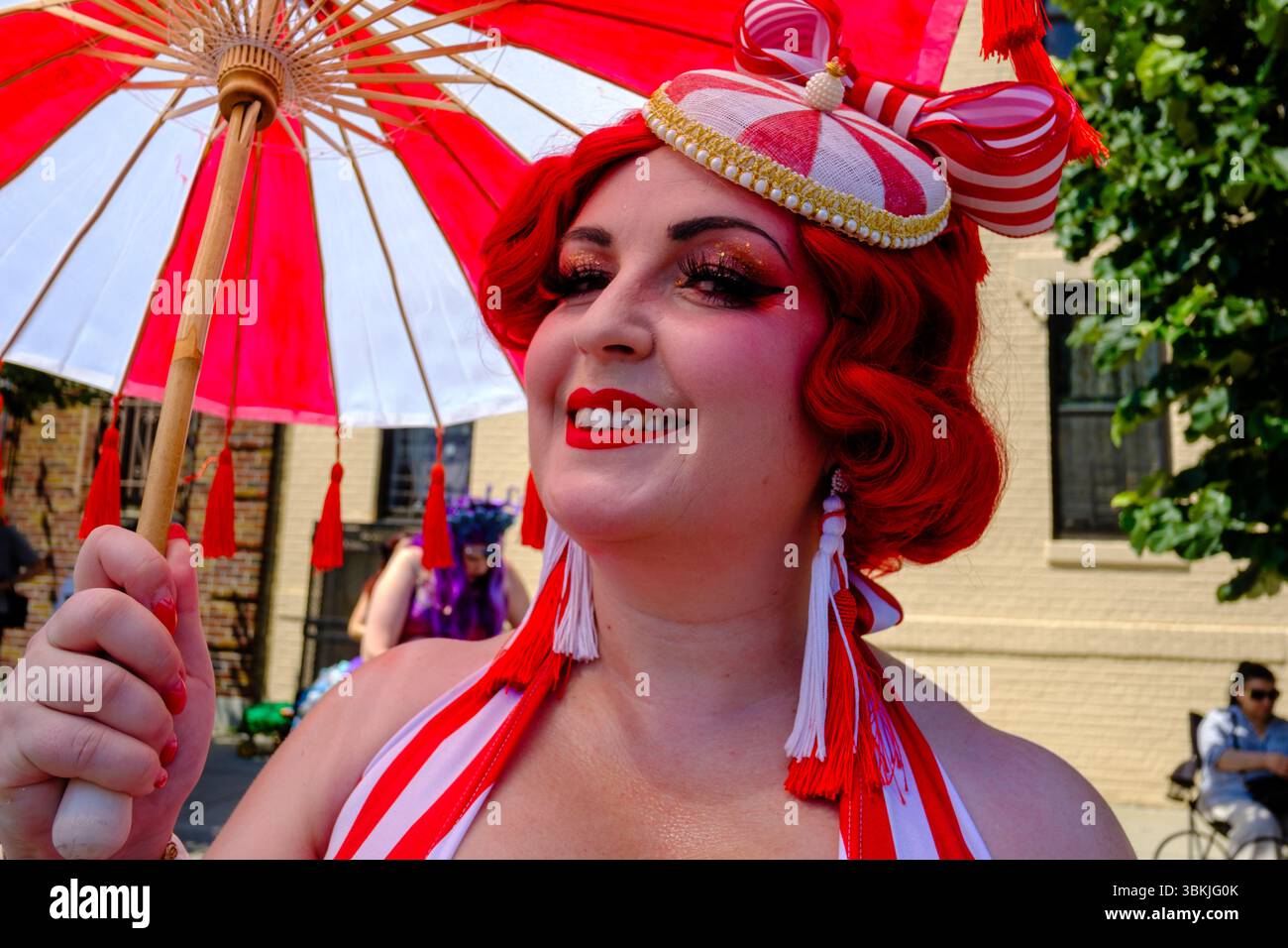 Brooklyn, NY, États-Unis. 21 juin 2025. La parade annuelle des sirènes de Coney Island a amené des participants costumés en sirènes, mermen, pirates, poissons, créatures marines réelles et imaginées, ainsi que des costumes génériques nautiques et parfois méchants à Surf Avenue. Crédit : Ed Lefkowicz/Alamy Live News Banque D'Images