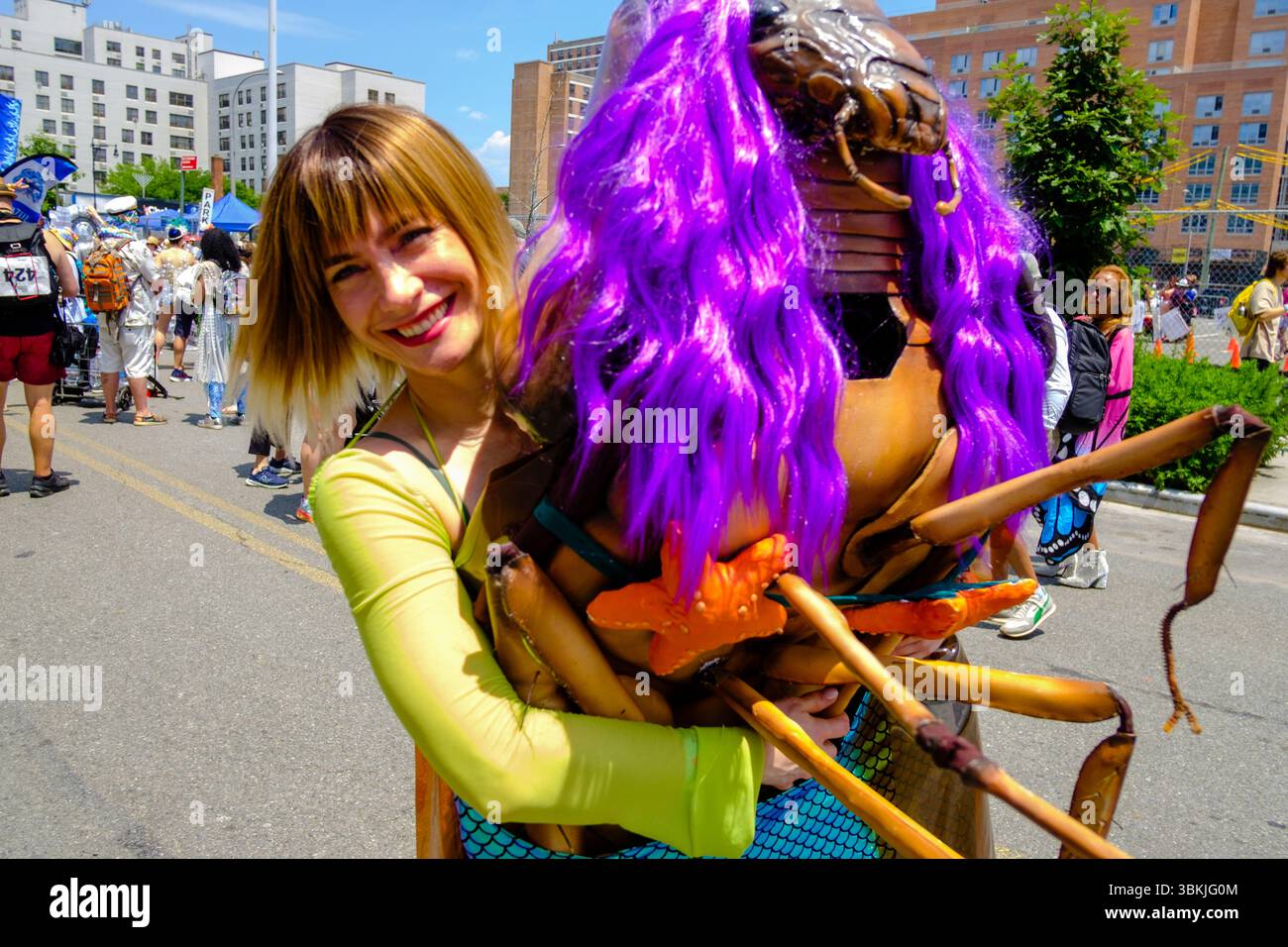 Brooklyn, NY, États-Unis. 21 juin 2025. La parade annuelle des sirènes de Coney Island a amené des participants costumés en sirènes, mermen, pirates, poissons, créatures marines réelles et imaginées, ainsi que des costumes génériques nautiques et parfois méchants à Surf Avenue. Crédit : Ed Lefkowicz/Alamy Live News Banque D'Images
