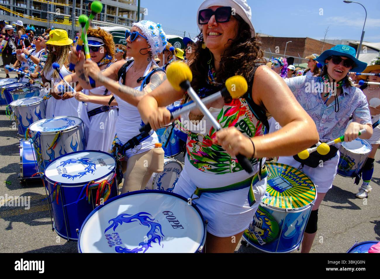 Brooklyn, NY, États-Unis. 21 juin 2025. La parade annuelle des sirènes de Coney Island a amené des participants costumés en sirènes, mermen, pirates, poissons, créatures marines réelles et imaginées, ainsi que des costumes génériques nautiques et parfois méchants à Surf Avenue. Crédit : Ed Lefkowicz/Alamy Live News Banque D'Images