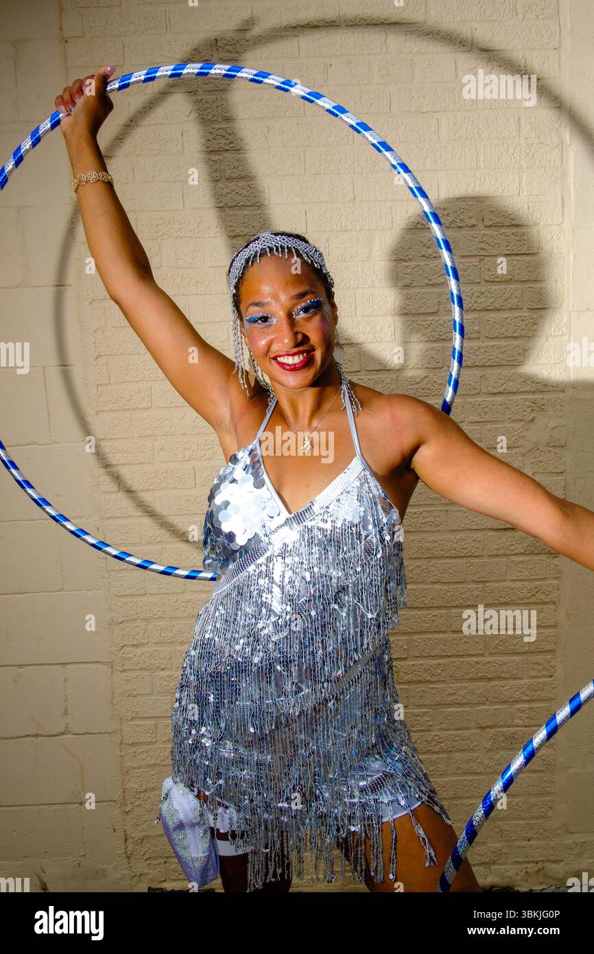 Brooklyn, NY, États-Unis. 21 juin 2025. La parade annuelle des sirènes de Coney Island a amené des participants costumés en sirènes, mermen, pirates, poissons, créatures marines réelles et imaginées, ainsi que des costumes génériques nautiques et parfois méchants à Surf Avenue. Crédit : Ed Lefkowicz/Alamy Live News Banque D'Images