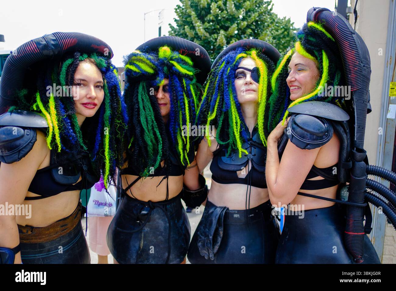 Brooklyn, NY, États-Unis. 21 juin 2025. La parade annuelle des sirènes de Coney Island a amené des participants costumés en sirènes, mermen, pirates, poissons, créatures marines réelles et imaginées, ainsi que des costumes génériques nautiques et parfois méchants à Surf Avenue. Crédit : Ed Lefkowicz/Alamy Live News Banque D'Images