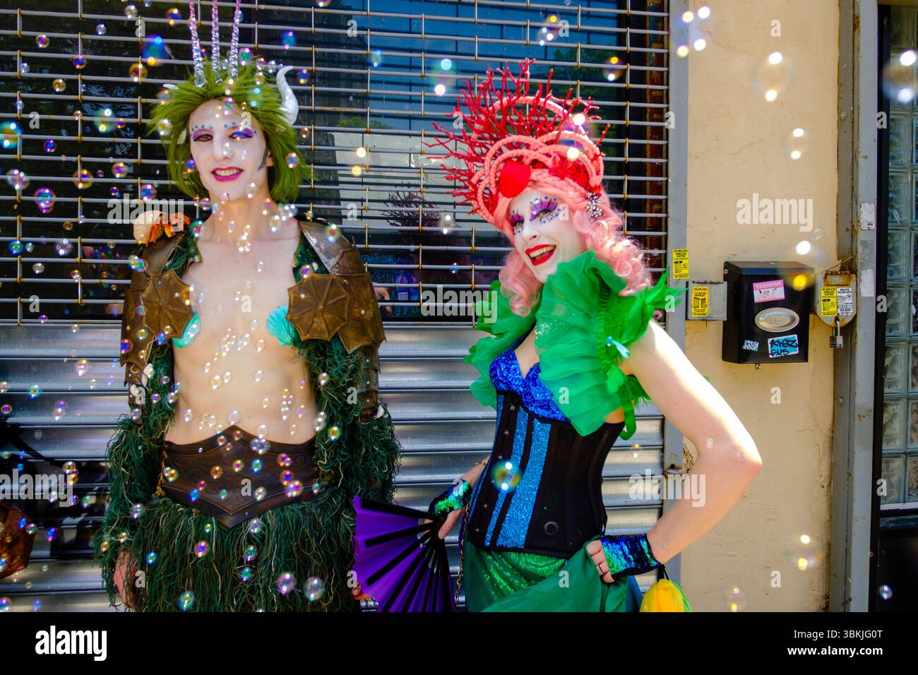 Brooklyn, NY, États-Unis. 21 juin 2025. La parade annuelle des sirènes de Coney Island a amené des participants costumés en sirènes, mermen, pirates, poissons, créatures marines réelles et imaginées, ainsi que des costumes génériques nautiques et parfois méchants à Surf Avenue. Crédit : Ed Lefkowicz/Alamy Live News Banque D'Images