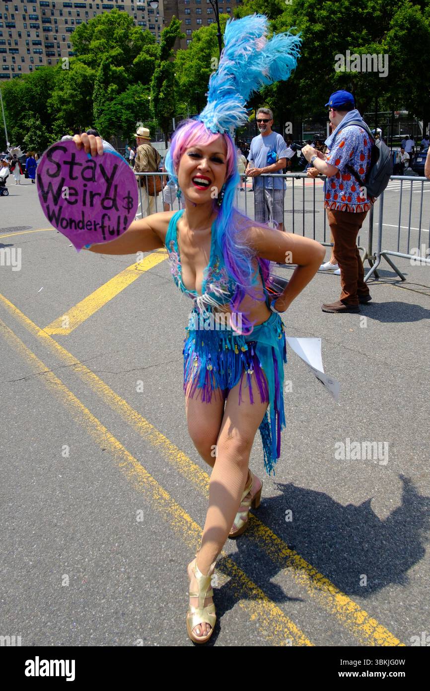 Brooklyn, NY, États-Unis. 21 juin 2025. La parade annuelle des sirènes de Coney Island a amené des participants costumés en sirènes, mermen, pirates, poissons, créatures marines réelles et imaginées, ainsi que des costumes génériques nautiques et parfois méchants à Surf Avenue. Crédit : Ed Lefkowicz/Alamy Live News Banque D'Images