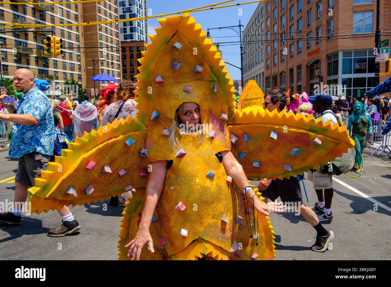 Brooklyn, NY, États-Unis. 21 juin 2025. La parade annuelle des sirènes de Coney Island a amené des participants costumés en sirènes, mermen, pirates, poissons, créatures marines réelles et imaginées, ainsi que des costumes génériques nautiques et parfois méchants à Surf Avenue. Crédit : Ed Lefkowicz/Alamy Live News Banque D'Images