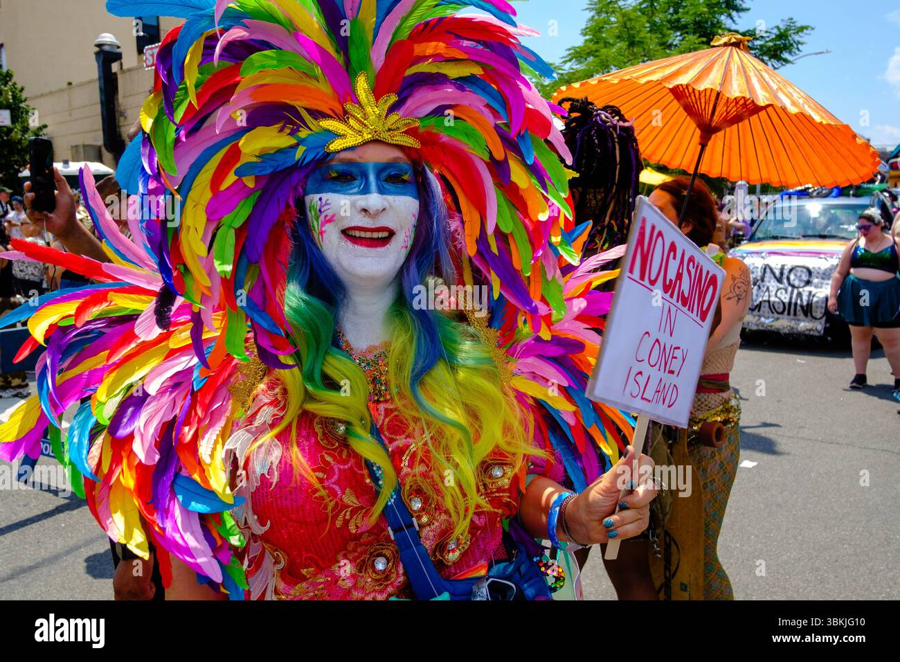 Brooklyn, NY, États-Unis. 21 juin 2025. La parade annuelle des sirènes de Coney Island a amené des participants costumés en sirènes, mermen, pirates, poissons, créatures marines réelles et imaginées, ainsi que des costumes génériques nautiques et parfois méchants à Surf Avenue. Crédit : Ed Lefkowicz/Alamy Live News Banque D'Images