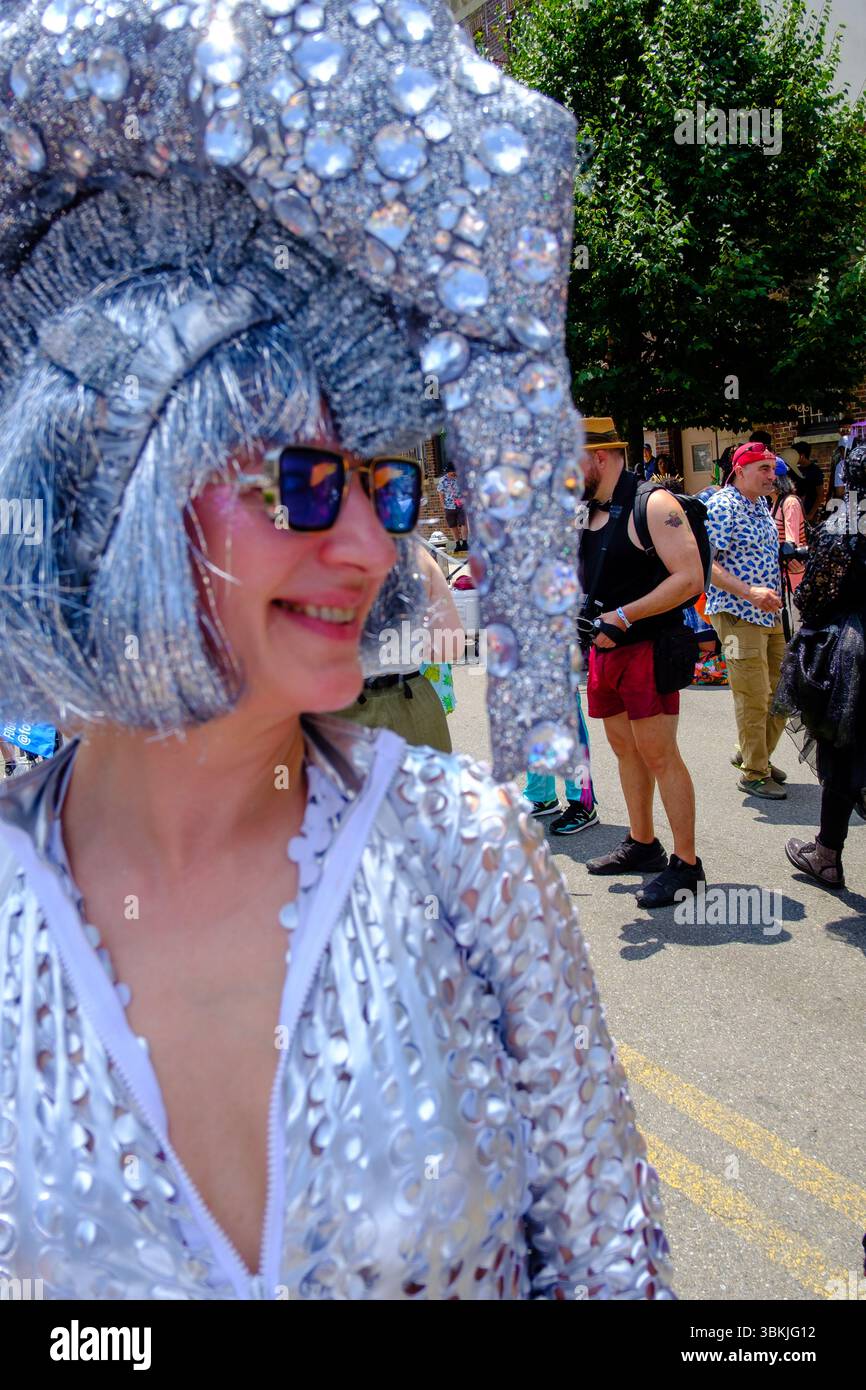Brooklyn, NY, États-Unis. 21 juin 2025. La parade annuelle des sirènes de Coney Island a amené des participants costumés en sirènes, mermen, pirates, poissons, créatures marines réelles et imaginées, ainsi que des costumes génériques nautiques et parfois méchants à Surf Avenue. Crédit : Ed Lefkowicz/Alamy Live News Banque D'Images