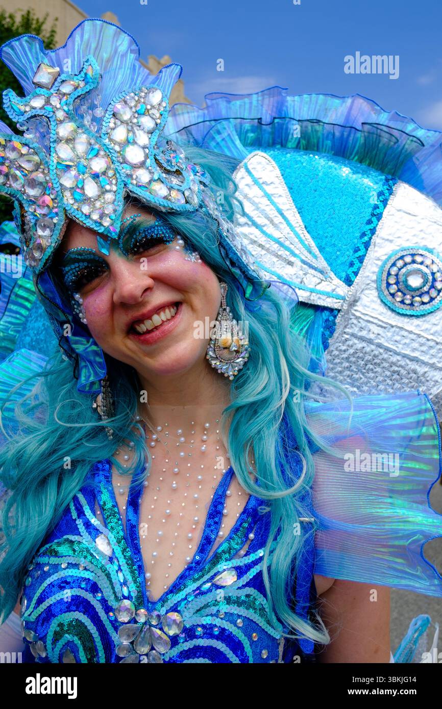 Brooklyn, NY, États-Unis. 21 juin 2025. La parade annuelle des sirènes de Coney Island a amené des participants costumés en sirènes, mermen, pirates, poissons, créatures marines réelles et imaginées, ainsi que des costumes génériques nautiques et parfois méchants à Surf Avenue. Crédit : Ed Lefkowicz/Alamy Live News Banque D'Images