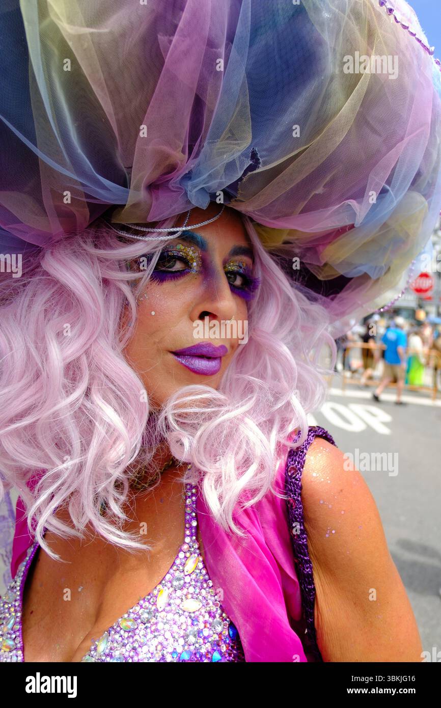 Brooklyn, NY, États-Unis. 21 juin 2025. La parade annuelle des sirènes de Coney Island a amené des participants costumés en sirènes, mermen, pirates, poissons, créatures marines réelles et imaginées, ainsi que des costumes génériques nautiques et parfois méchants à Surf Avenue. Crédit : Ed Lefkowicz/Alamy Live News Banque D'Images