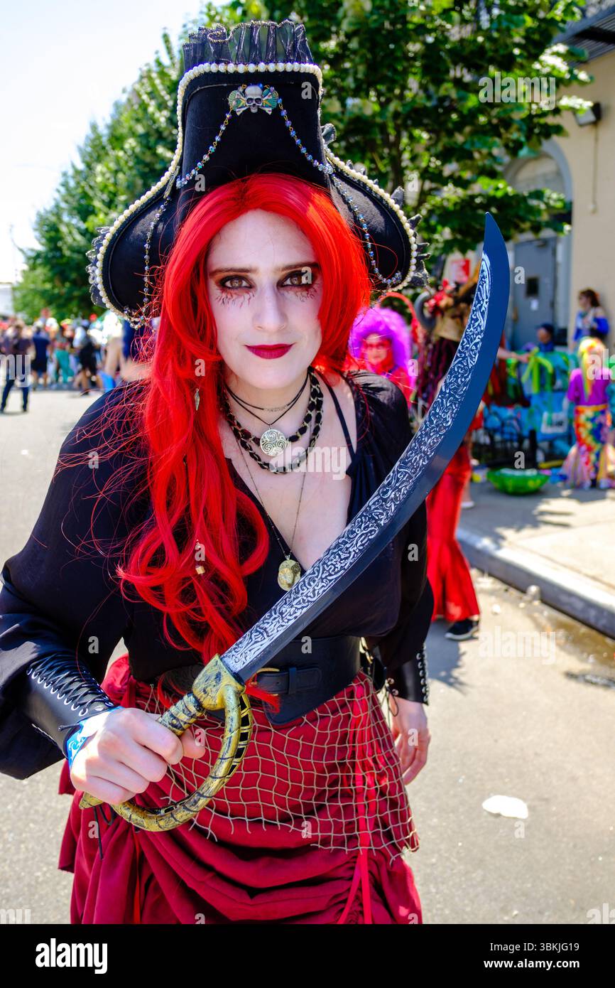 Brooklyn, NY, États-Unis. 21 juin 2025. La parade annuelle des sirènes de Coney Island a amené des participants costumés en sirènes, mermen, pirates, poissons, créatures marines réelles et imaginées, ainsi que des costumes génériques nautiques et parfois méchants à Surf Avenue. Crédit : Ed Lefkowicz/Alamy Live News Banque D'Images