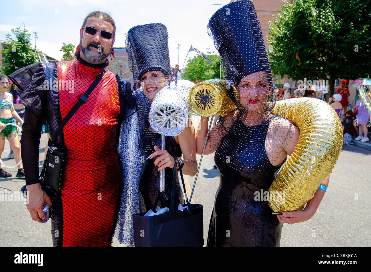 Brooklyn, NY, États-Unis. 21 juin 2025. La parade annuelle des sirènes de Coney Island a amené des participants costumés en sirènes, mermen, pirates, poissons, créatures marines réelles et imaginées, ainsi que des costumes génériques nautiques et parfois méchants à Surf Avenue. Crédit : Ed Lefkowicz/Alamy Live News Banque D'Images