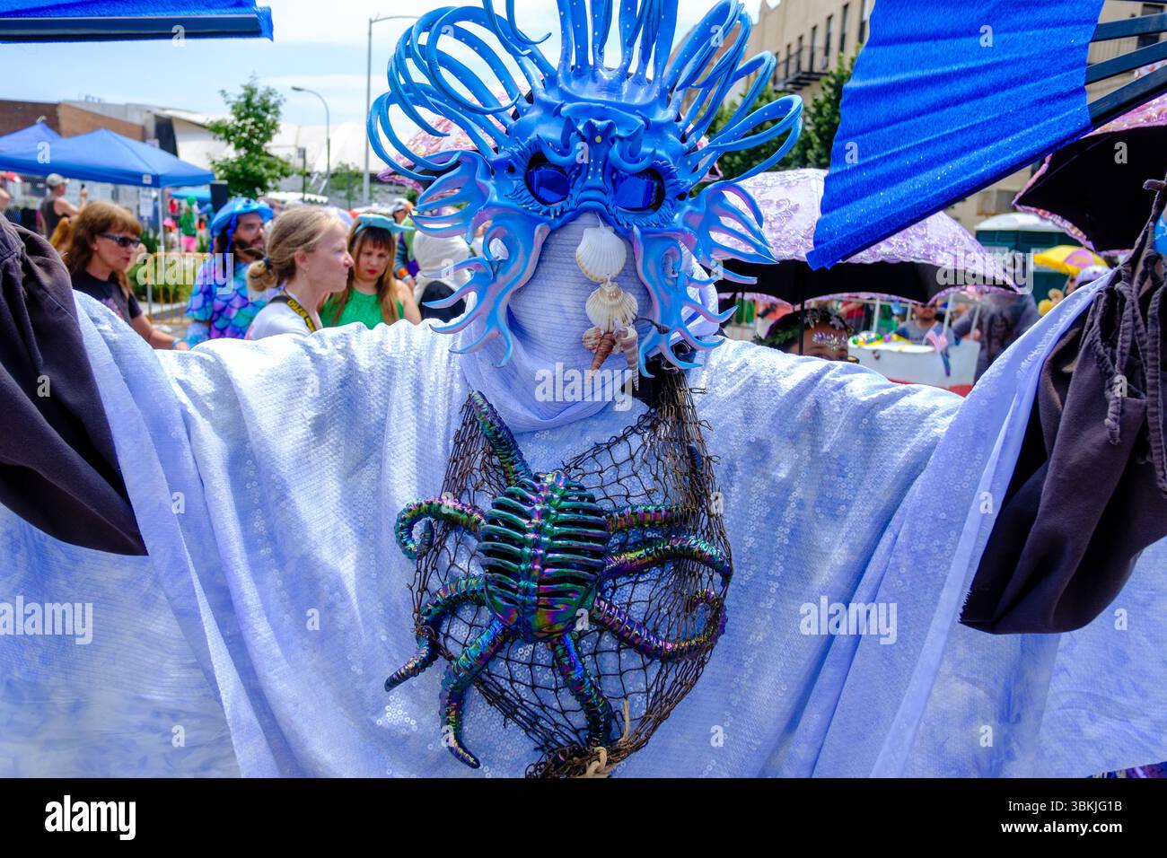 Brooklyn, NY, États-Unis. 21 juin 2025. La parade annuelle des sirènes de Coney Island a amené des participants costumés en sirènes, mermen, pirates, poissons, créatures marines réelles et imaginées, ainsi que des costumes génériques nautiques et parfois méchants à Surf Avenue. Crédit : Ed Lefkowicz/Alamy Live News Banque D'Images