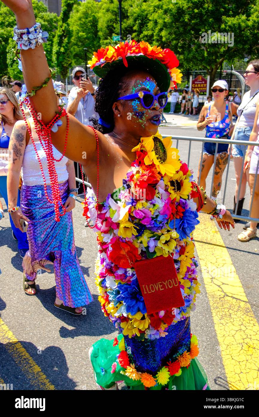 Brooklyn, NY, États-Unis. 21 juin 2025. La parade annuelle des sirènes de Coney Island a amené des participants costumés en sirènes, mermen, pirates, poissons, créatures marines réelles et imaginées, ainsi que des costumes génériques nautiques et parfois méchants à Surf Avenue. Crédit : Ed Lefkowicz/Alamy Live News Banque D'Images