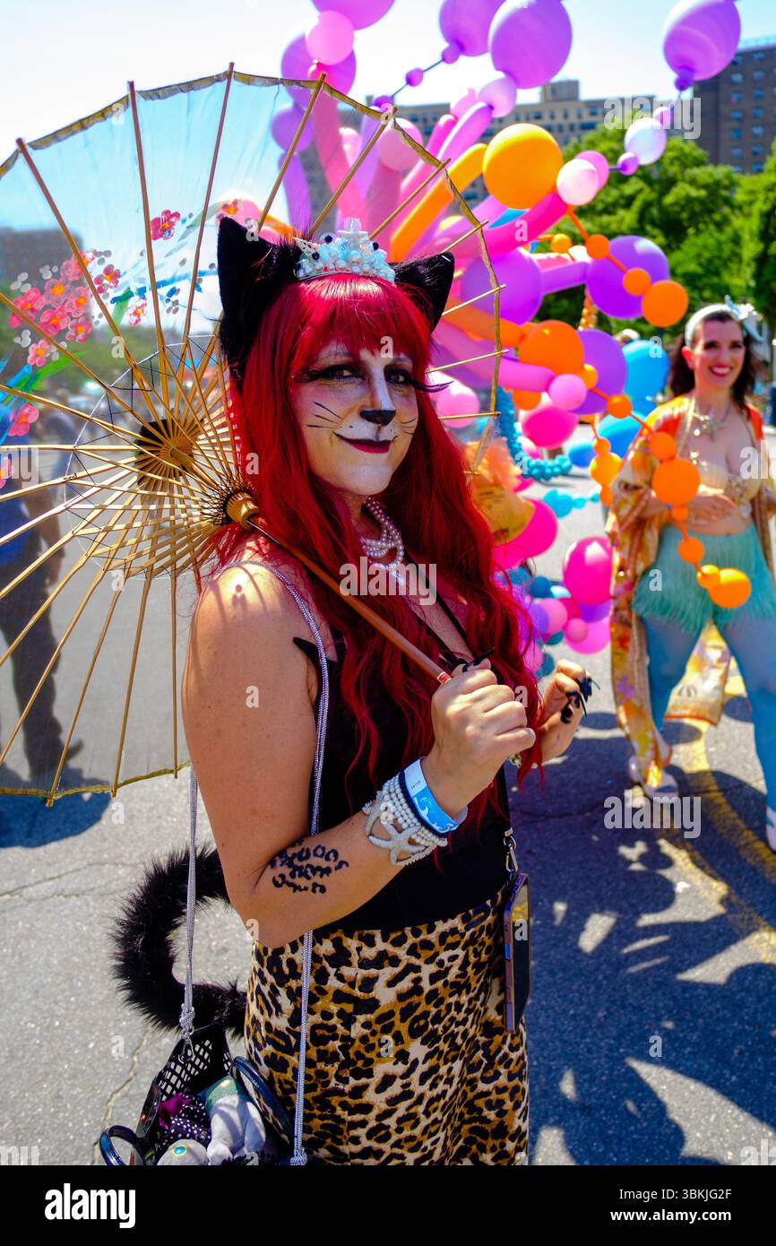 Brooklyn, NY, États-Unis. 21 juin 2025. La parade annuelle des sirènes de Coney Island a amené des participants costumés en sirènes, mermen, pirates, poissons, créatures marines réelles et imaginées, ainsi que des costumes génériques nautiques et parfois méchants à Surf Avenue. Crédit : Ed Lefkowicz/Alamy Live News Banque D'Images