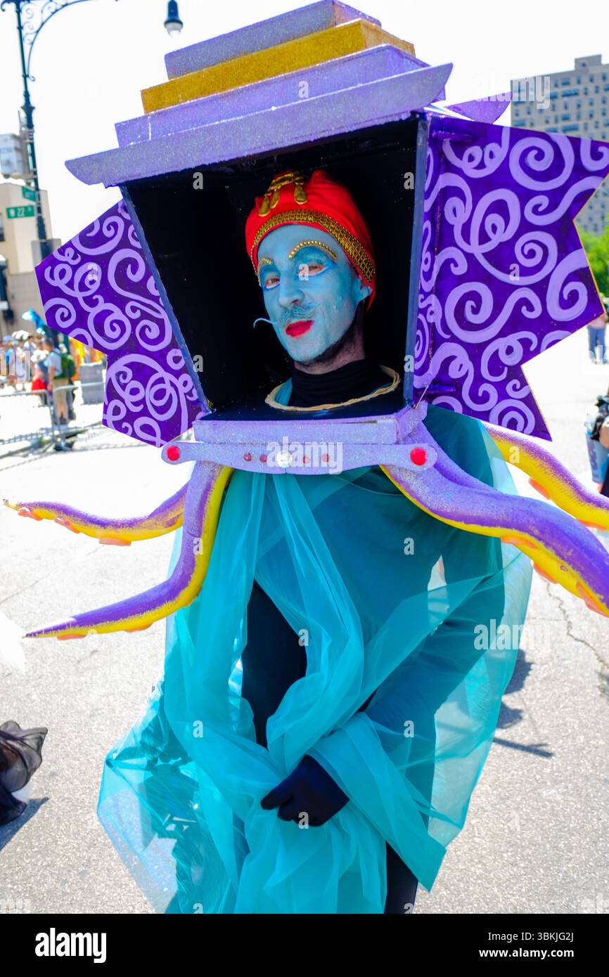 Brooklyn, NY, États-Unis. 21 juin 2025. La parade annuelle des sirènes de Coney Island a amené des participants costumés en sirènes, mermen, pirates, poissons, créatures marines réelles et imaginées, ainsi que des costumes génériques nautiques et parfois méchants à Surf Avenue. Crédit : Ed Lefkowicz/Alamy Live News Banque D'Images