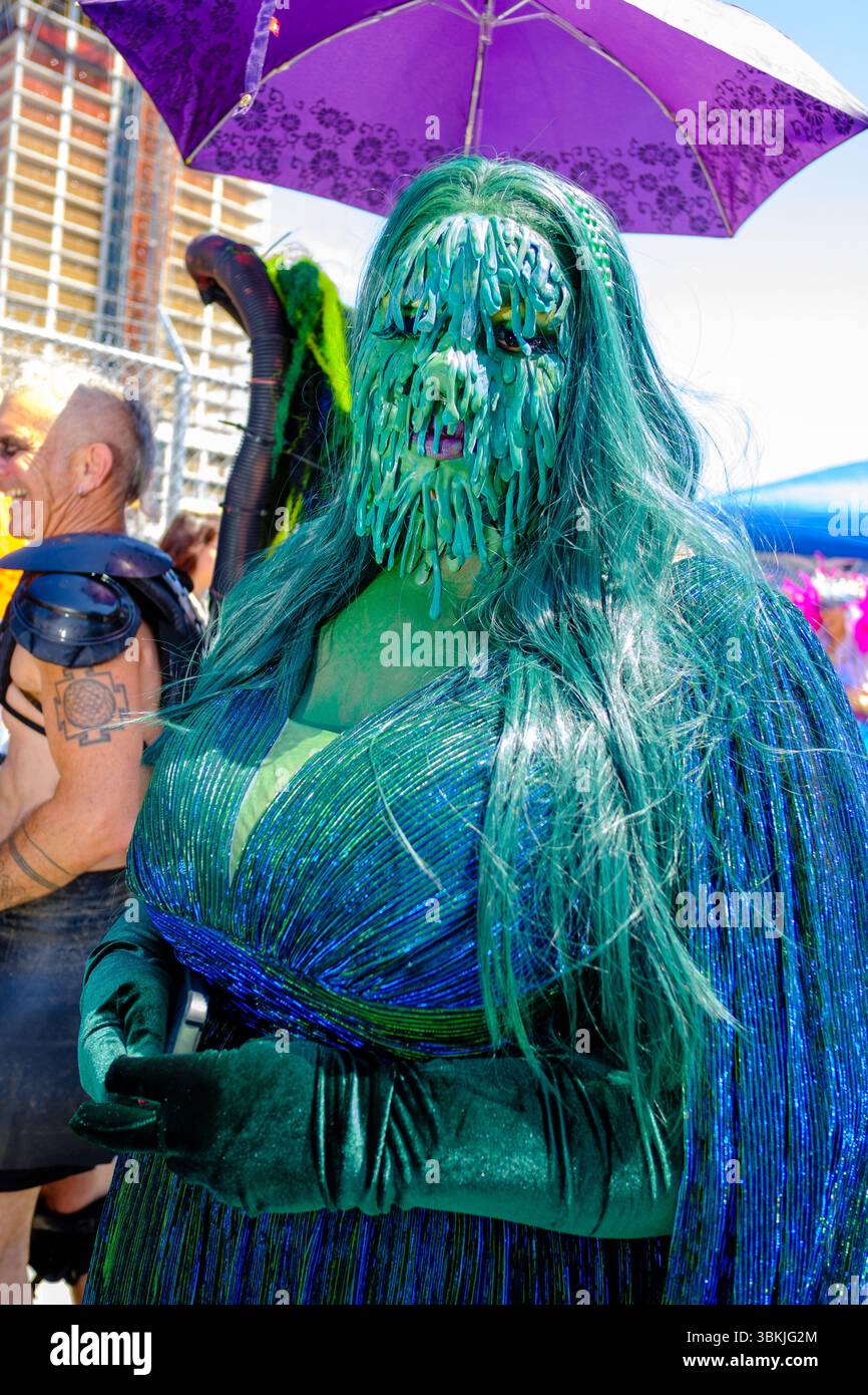 Brooklyn, NY, États-Unis. 21 juin 2025. La parade annuelle des sirènes de Coney Island a amené des participants costumés en sirènes, mermen, pirates, poissons, créatures marines réelles et imaginées, ainsi que des costumes génériques nautiques et parfois méchants à Surf Avenue. Crédit : Ed Lefkowicz/Alamy Live News Banque D'Images
