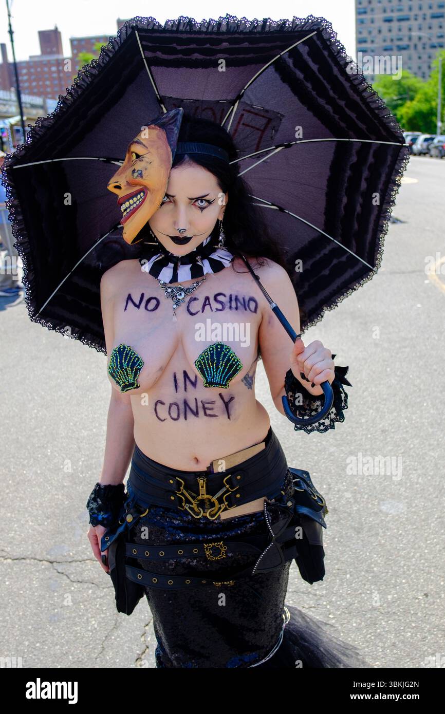 Brooklyn, NY, États-Unis. 21 juin 2025. La parade annuelle des sirènes de Coney Island a amené des participants costumés en sirènes, mermen, pirates, poissons, créatures marines réelles et imaginées, ainsi que des costumes génériques nautiques et parfois méchants à Surf Avenue. Crédit : Ed Lefkowicz/Alamy Live News Banque D'Images