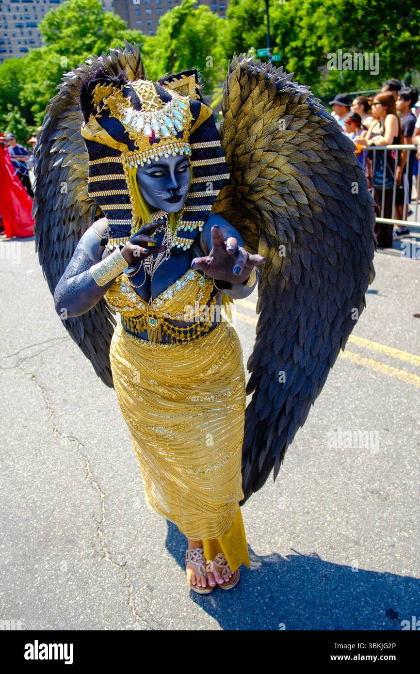 Brooklyn, NY, États-Unis. 21 juin 2025. La parade annuelle des sirènes de Coney Island a amené des participants costumés en sirènes, mermen, pirates, poissons, créatures marines réelles et imaginées, ainsi que des costumes génériques nautiques et parfois méchants à Surf Avenue. Crédit : Ed Lefkowicz/Alamy Live News Banque D'Images