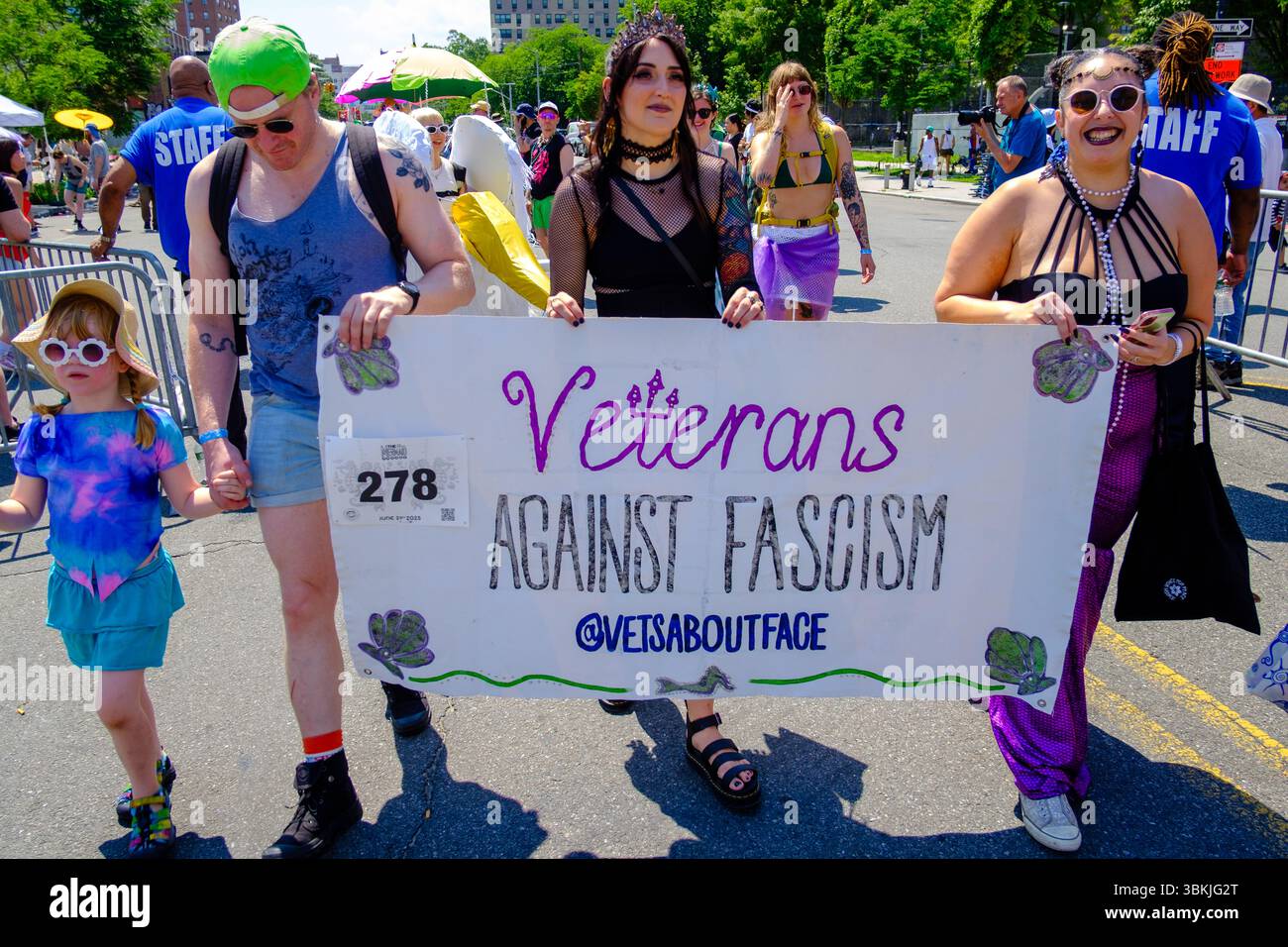 Brooklyn, NY, États-Unis. 21 juin 2025. La parade annuelle des sirènes de Coney Island a amené des participants costumés en sirènes, mermen, pirates, poissons, créatures marines réelles et imaginées, ainsi que des costumes génériques nautiques et parfois méchants à Surf Avenue. Crédit : Ed Lefkowicz/Alamy Live News Banque D'Images