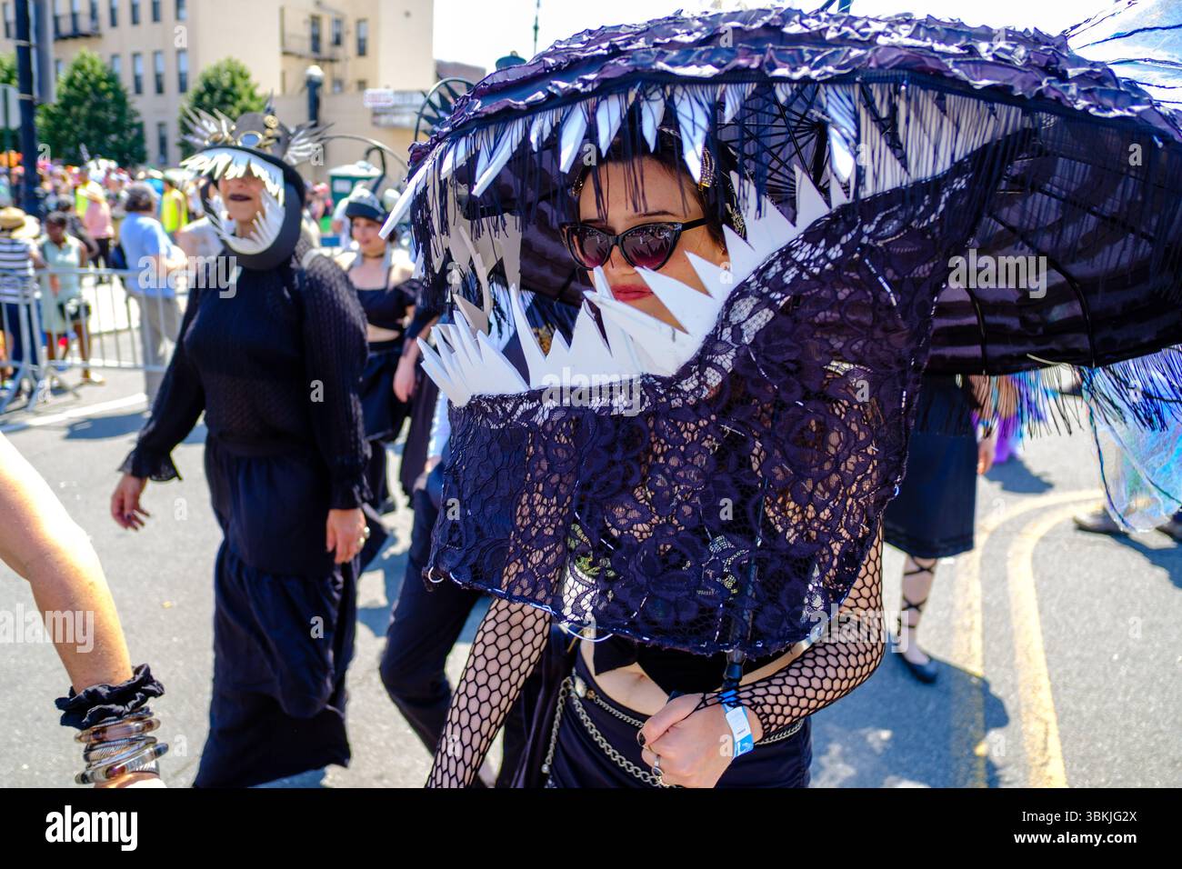 Brooklyn, NY, États-Unis. 21 juin 2025. La parade annuelle des sirènes de Coney Island a amené des participants costumés en sirènes, mermen, pirates, poissons, créatures marines réelles et imaginées, ainsi que des costumes génériques nautiques et parfois méchants à Surf Avenue. Crédit : Ed Lefkowicz/Alamy Live News Banque D'Images