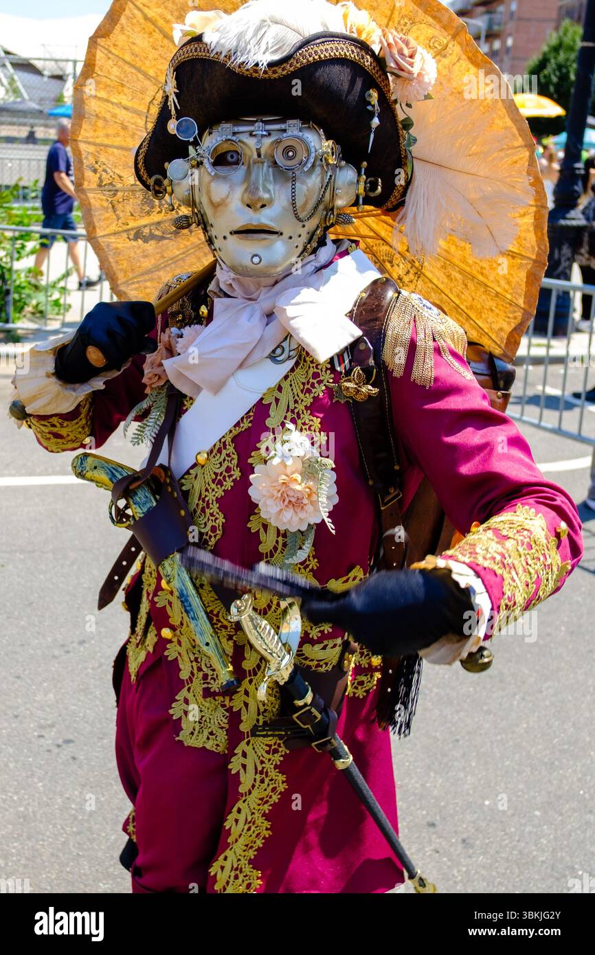 Brooklyn, NY, États-Unis. 21 juin 2025. La parade annuelle des sirènes de Coney Island a amené des participants costumés en sirènes, mermen, pirates, poissons, créatures marines réelles et imaginées, ainsi que des costumes génériques nautiques et parfois méchants à Surf Avenue. Crédit : Ed Lefkowicz/Alamy Live News Banque D'Images