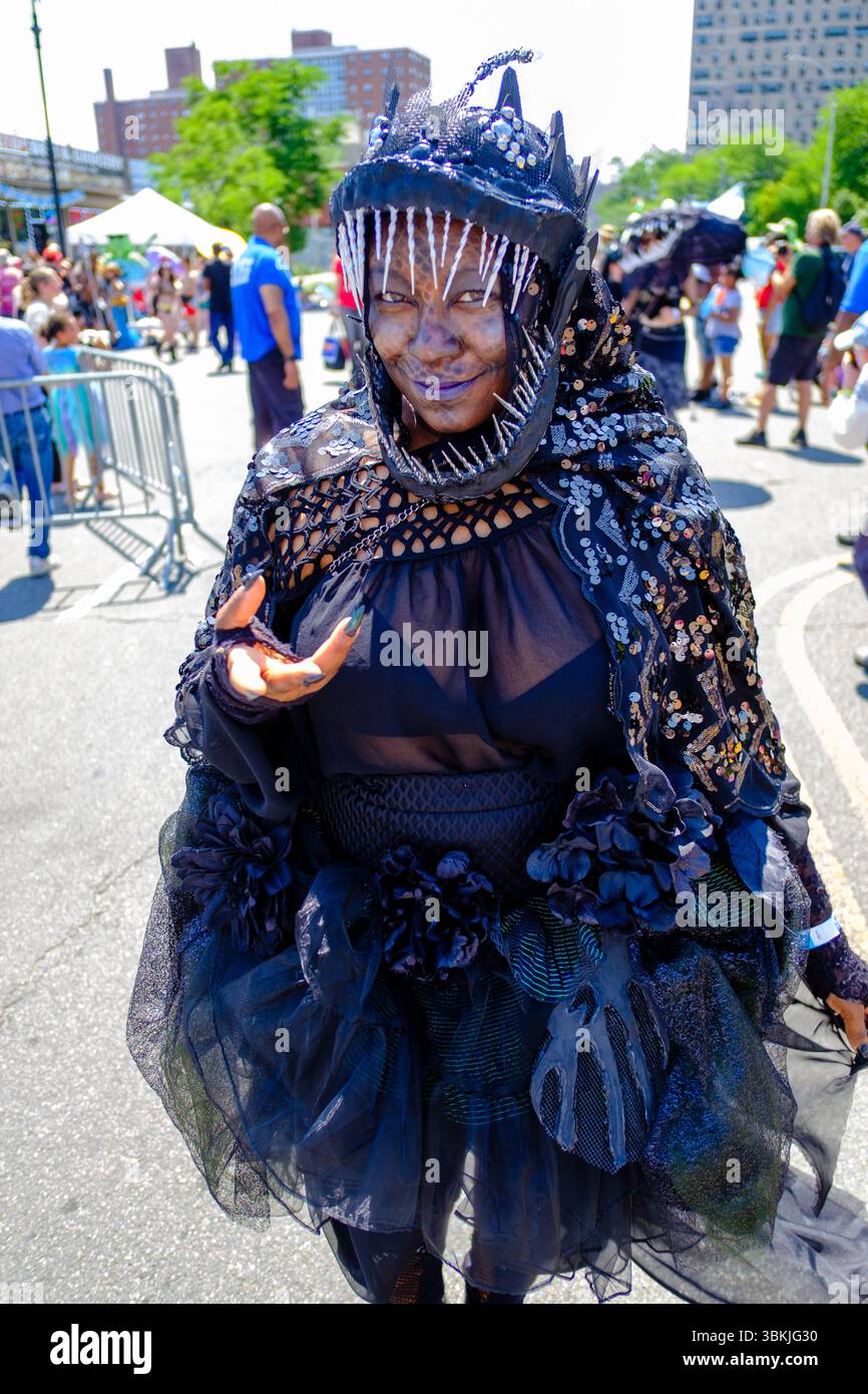 Brooklyn, NY, États-Unis. 21 juin 2025. La parade annuelle des sirènes de Coney Island a amené des participants costumés en sirènes, mermen, pirates, poissons, créatures marines réelles et imaginées, ainsi que des costumes génériques nautiques et parfois méchants à Surf Avenue. Crédit : Ed Lefkowicz/Alamy Live News Banque D'Images