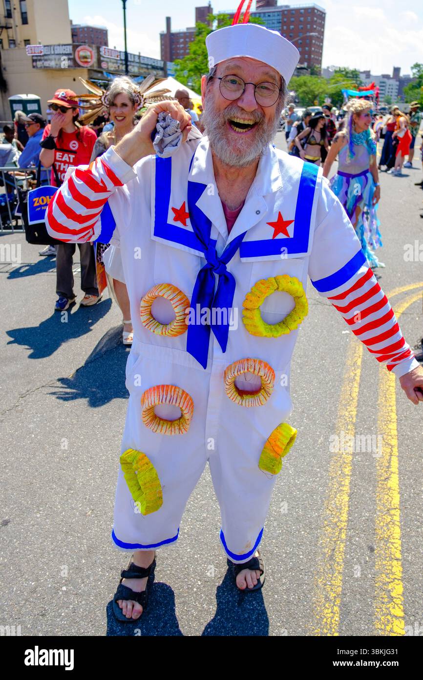 Brooklyn, NY, États-Unis. 21 juin 2025. La parade annuelle des sirènes de Coney Island a amené des participants costumés en sirènes, mermen, pirates, poissons, créatures marines réelles et imaginées, ainsi que des costumes génériques nautiques et parfois méchants à Surf Avenue. Crédit : Ed Lefkowicz/Alamy Live News Banque D'Images