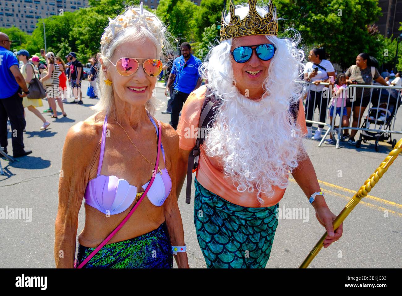 Brooklyn, NY, États-Unis. 21 juin 2025. La parade annuelle des sirènes de Coney Island a amené des participants costumés en sirènes, mermen, pirates, poissons, créatures marines réelles et imaginées, ainsi que des costumes génériques nautiques et parfois méchants à Surf Avenue. Crédit : Ed Lefkowicz/Alamy Live News Banque D'Images