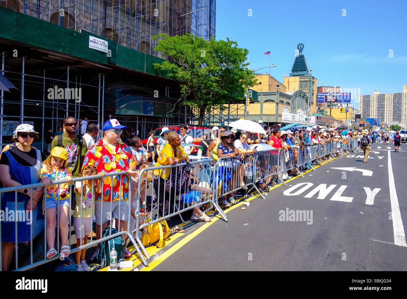 Brooklyn, NY, États-Unis. 21 juin 2025. La parade annuelle des sirènes de Coney Island a amené des participants costumés en sirènes, mermen, pirates, poissons, créatures marines réelles et imaginées, ainsi que des costumes génériques nautiques et parfois méchants à Surf Avenue. Crédit : Ed Lefkowicz/Alamy Live News Banque D'Images