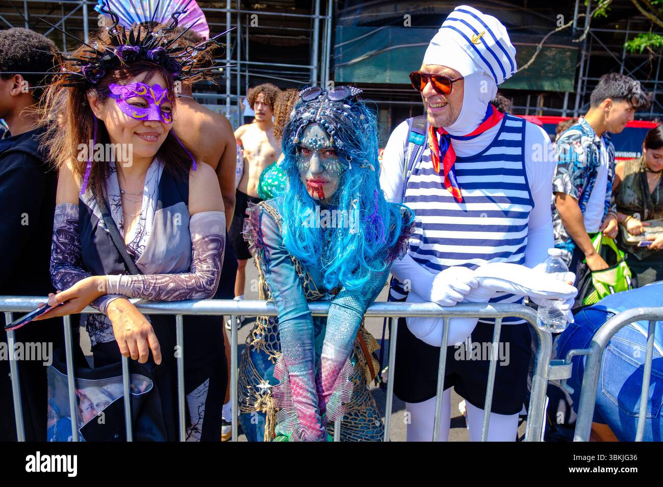 Brooklyn, NY, États-Unis. 21 juin 2025. La parade annuelle des sirènes de Coney Island a amené des participants costumés en sirènes, mermen, pirates, poissons, créatures marines réelles et imaginées, ainsi que des costumes génériques nautiques et parfois méchants à Surf Avenue. Crédit : Ed Lefkowicz/Alamy Live News Banque D'Images