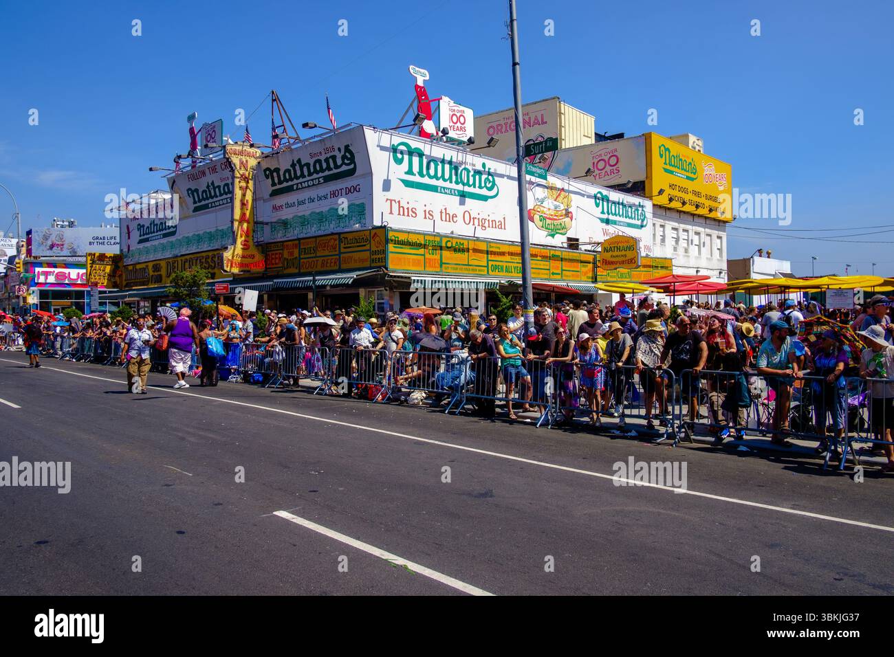 Brooklyn, NY, États-Unis. 21 juin 2025. La parade annuelle des sirènes de Coney Island a amené des participants costumés en sirènes, mermen, pirates, poissons, créatures marines réelles et imaginées, ainsi que des costumes génériques nautiques et parfois méchants à Surf Avenue. Crédit : Ed Lefkowicz/Alamy Live News Banque D'Images