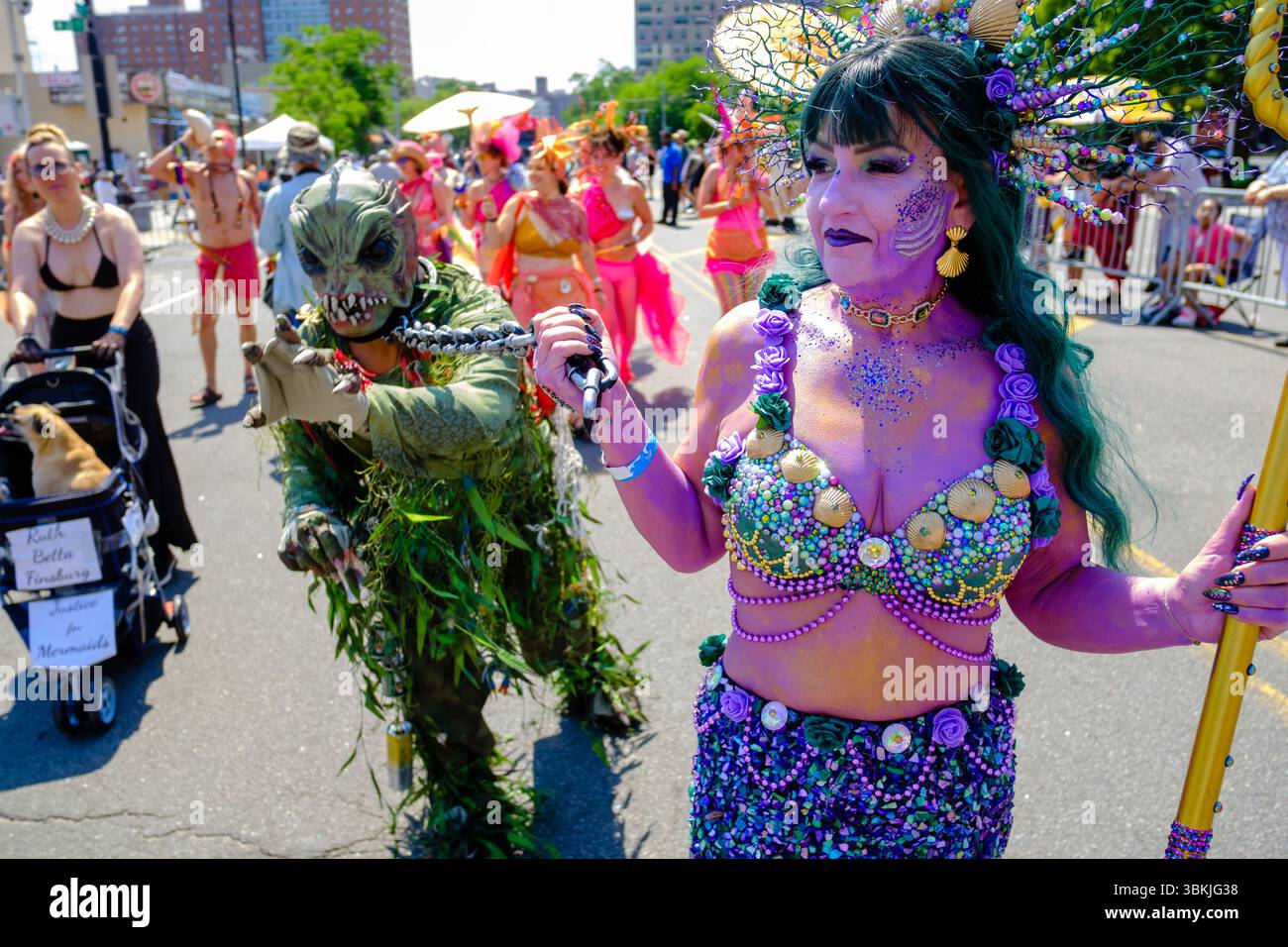 Brooklyn, NY, États-Unis. 21 juin 2025. La parade annuelle des sirènes de Coney Island a amené des participants costumés en sirènes, mermen, pirates, poissons, créatures marines réelles et imaginées, ainsi que des costumes génériques nautiques et parfois méchants à Surf Avenue. Crédit : Ed Lefkowicz/Alamy Live News Banque D'Images