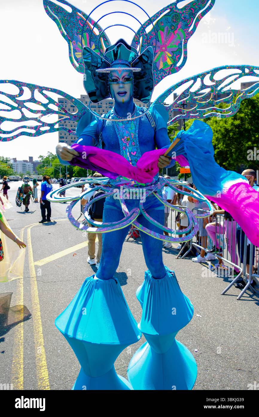 Brooklyn, NY, États-Unis. 21 juin 2025. La parade annuelle des sirènes de Coney Island a amené des participants costumés en sirènes, mermen, pirates, poissons, créatures marines réelles et imaginées, ainsi que des costumes génériques nautiques et parfois méchants à Surf Avenue. Crédit : Ed Lefkowicz/Alamy Live News Banque D'Images